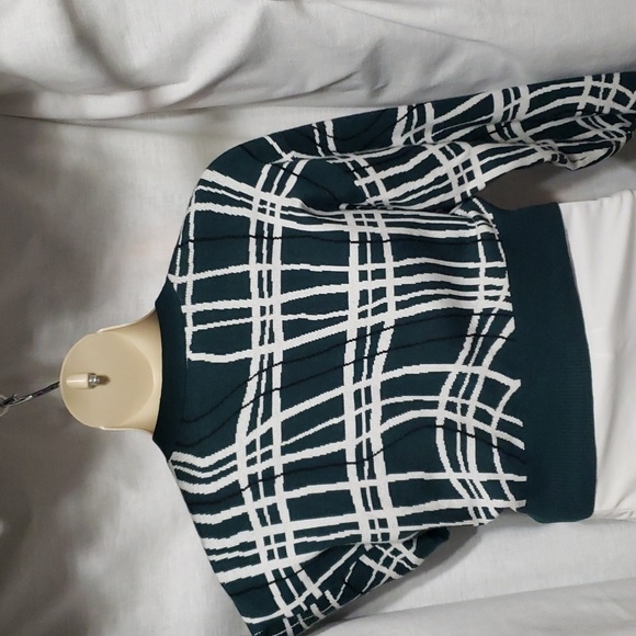 BCBGeneration. NWT. Green & White; Long Sleeves; Buttons; Crop; Sweater..Size L. - Picture 7 of 16